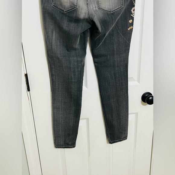 JESSICA SIMPSON Kiss Me Super Skinny Gray Floral Stretch Jean. NWT. RETAIL 99 - Picture 8 of 12